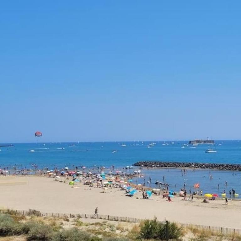 MOM' Blue Paradise Front De Mer 3 étoiles 61 m2 CAP'Diem 3 Clim - Idéal pr un Séjour de 15j ou plus ! Wifi, lit 160 - 4è Ascenseur, Parking, Piscine, Pétanque, Ping-pong - Pistes cyclables - Golf & Tennis à 10 mn - Apartment with Sea View - 61