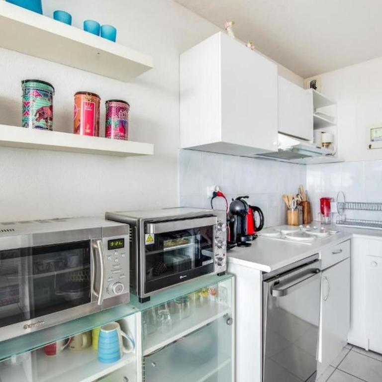 MOM' Blue Paradise Front De Mer 3 étoiles 61 m2 CAP'Diem 3 Clim - Idéal pr un Séjour de 15j ou plus ! Wifi, lit 160 - 4è Ascenseur, Parking, Piscine, Pétanque, Ping-pong - Pistes cyclables - Golf & Tennis à 10 mn - Apartment with Sea View - 69
