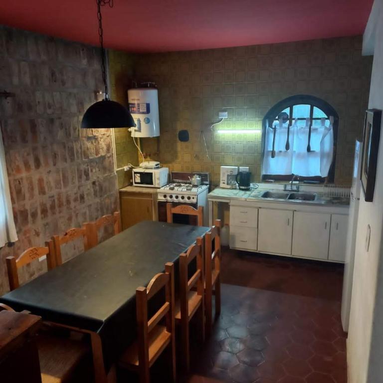 Casa Alpina espaciosa a 2 cuadras del centro de Villa Gesell y a 5 de la playa - Four-Bedroom House - 14