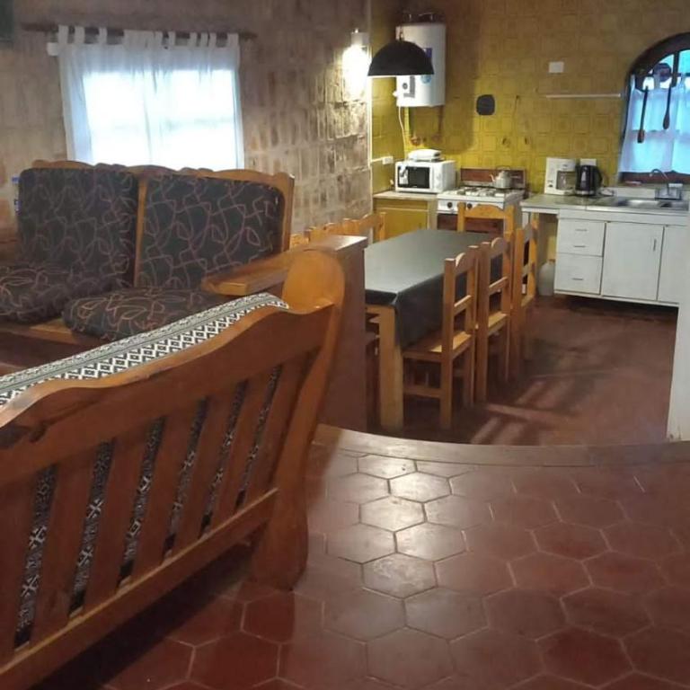 Casa Alpina espaciosa a 2 cuadras del centro de Villa Gesell y a 5 de la playa - Four-Bedroom House - 18