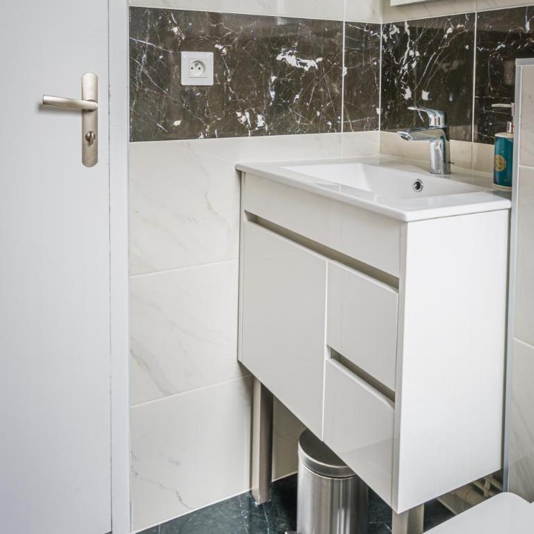 CENTRE VILLE, plusieurs appartements rénovés lumineux dans meme immeuble - Appartement 3 Chambres - 14