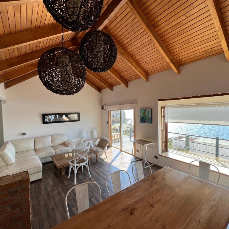 Linda casa con terraza y vista al mar - Five-Bedroom House - 3