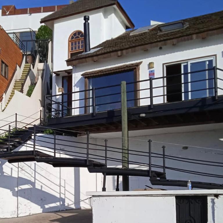 Linda casa con terraza y vista al mar - Five-Bedroom House - 5