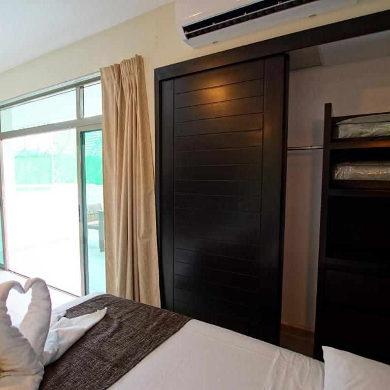 Angelo's Hotel - Deluxe King Room with Balcony - 3