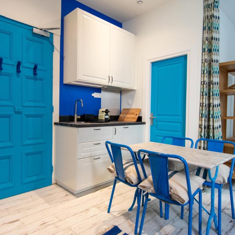 Le Grand Studio Bleu 25M2, 120m Vieux-Port , Clim ,Wifi, Accès autonome avec code - Studio - 2