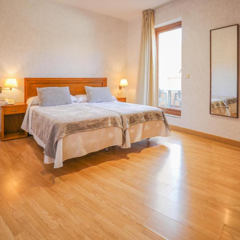 Hotel Granada Centro - Family Room - 1