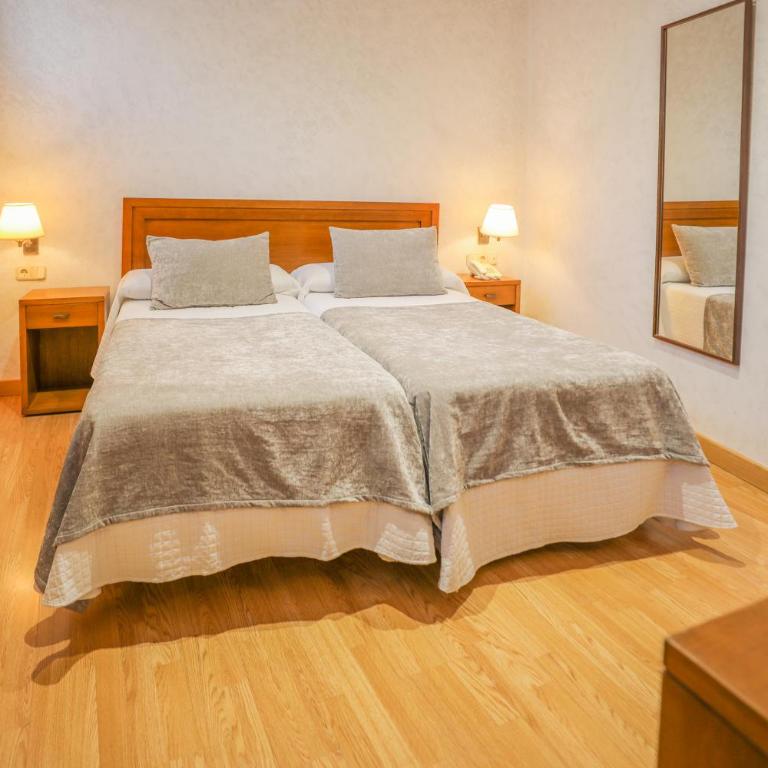Hotel Granada Centro - Family Room - 3