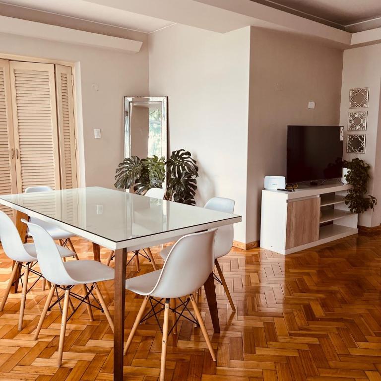 AMPLIO PISO VINTAGE EN ZONA CÉNTRICA DE MENDOZA. - Three-Bedroom Apartment - 1