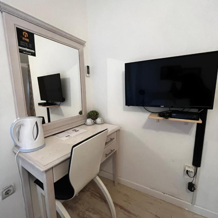 Athos Guesthouse - Double Room with Private Bathroom - 11