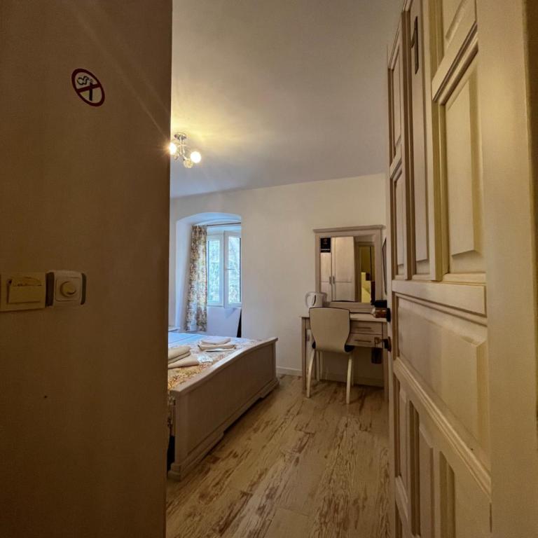 Athos Guesthouse - Double Room with Private Bathroom - 8