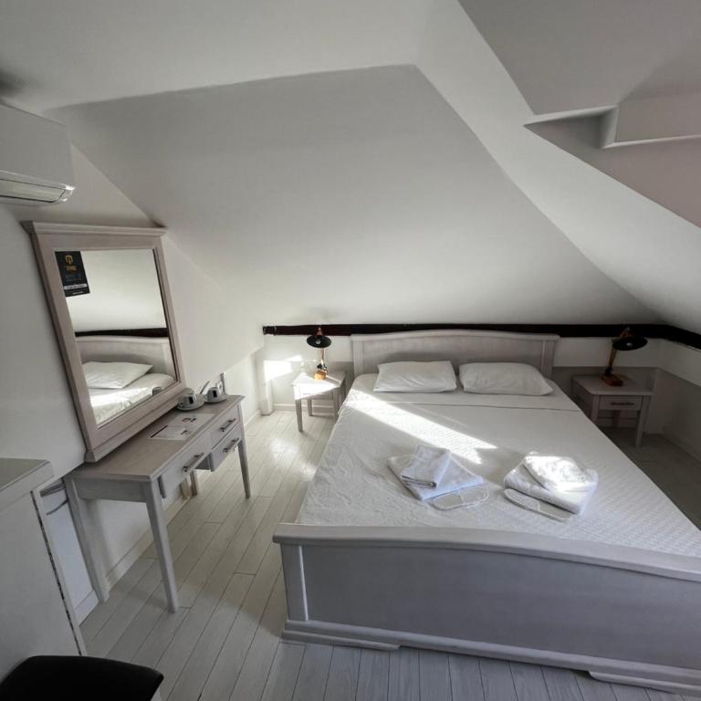 Athos Guesthouse - Double Room with Private External Bathroom - 10