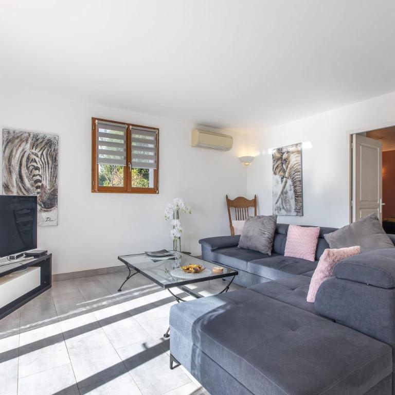 LB Vacation Rentals I Quiet Large 3-Bedroom Apartment with Terrace, Garden & Incredible Mountain View - Appartement - 12