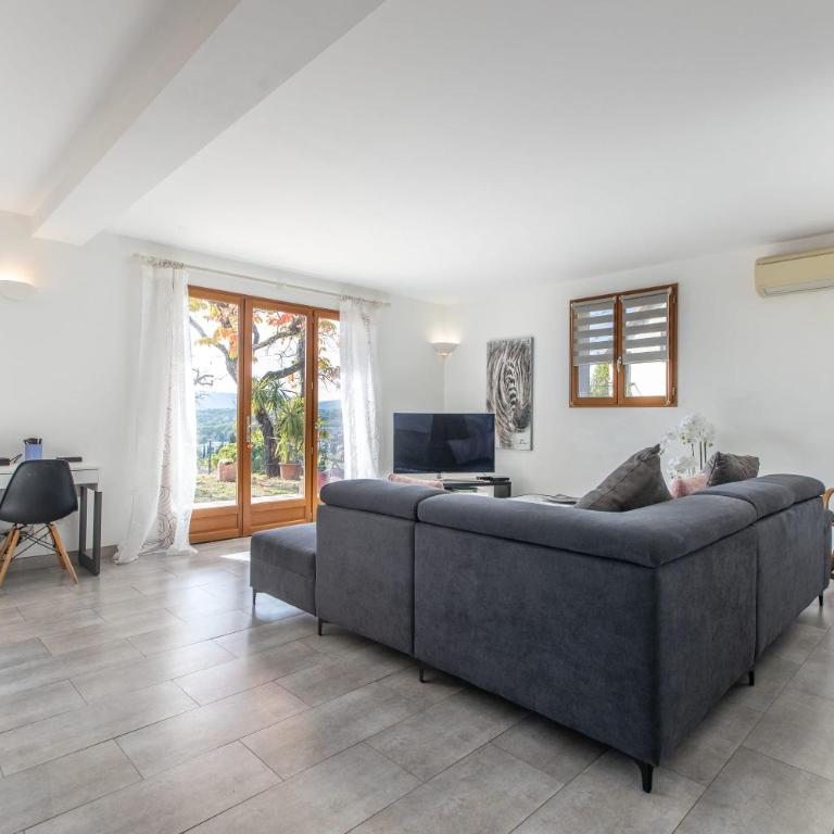 LB Vacation Rentals I Quiet Large 3-Bedroom Apartment with Terrace, Garden & Incredible Mountain View - Appartement - 13