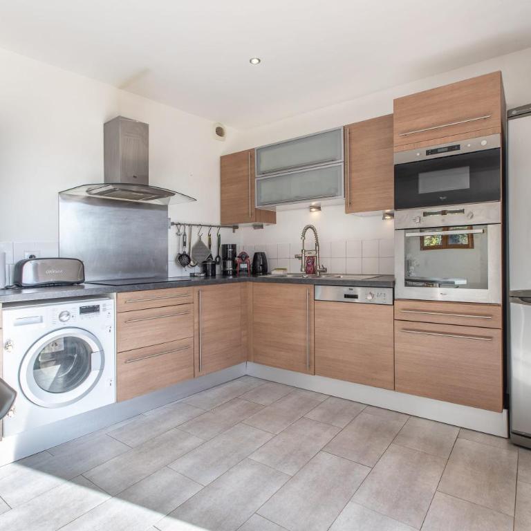 LB Vacation Rentals I Quiet Large 3-Bedroom Apartment with Terrace, Garden & Incredible Mountain View - Appartement - 7