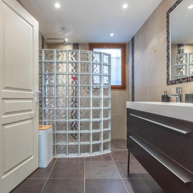 LB Vacation Rentals I Quiet Large 3-Bedroom Apartment with Terrace, Garden & Incredible Mountain View - Appartement - 22