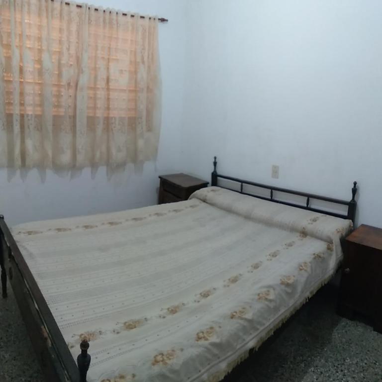 Dptos LOW COST - Habitación con cama grande - 3