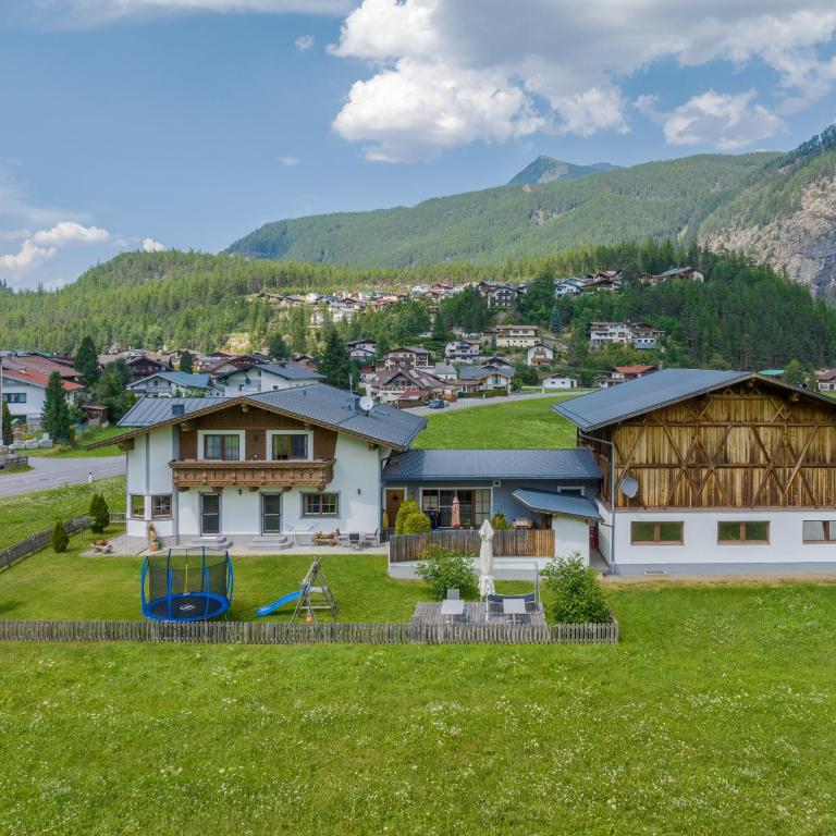Landhaus Ötztalblick - Apartment mit 3 Schlafzimmern - 1