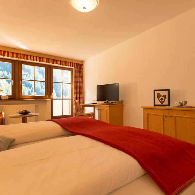 Berghotel Johanneshof - Doppelzimmer mit Balkon - 8
