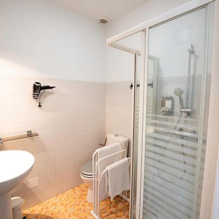 Appartement centre village, clim et parking gratuit - Appartement 1 Chambre - 9