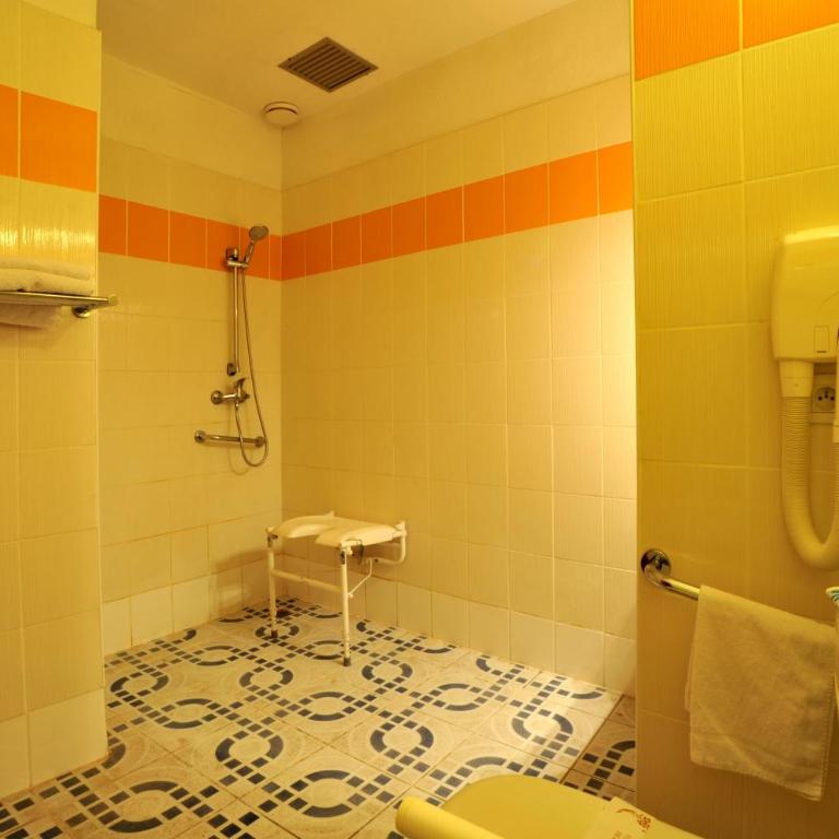urban by balladins Perpignan - Chambre Triple avec 3 Lits Simples - 5