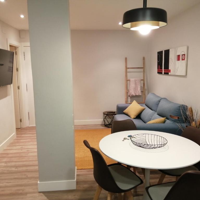 Lugar especial, gran patio, junto al ayuntamiento - Two-Bedroom Apartment - 4