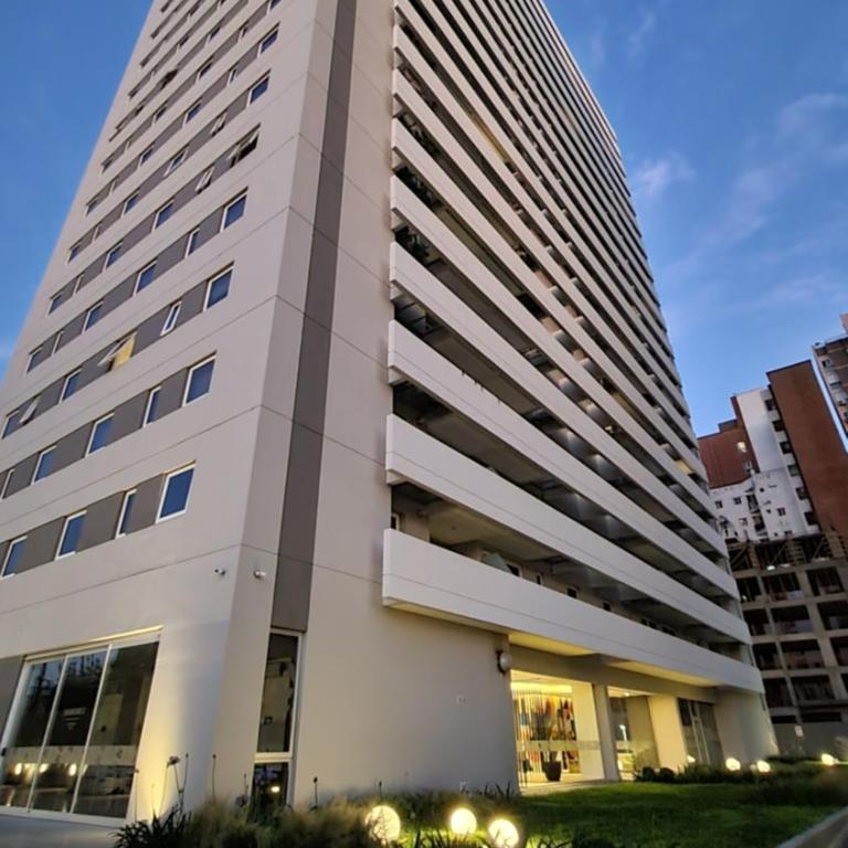 PISO TRES. Depto de categoría en cofico. C/Cochera - Apartamento de 1 dormitorio - 28
