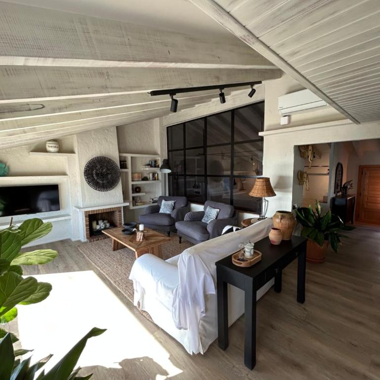 Precioso Apartamento Boutique El Amante - Habitación con cama grande y vistas al mar - 8