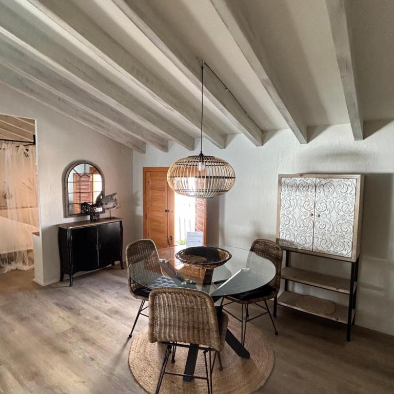 Precioso Apartamento Boutique El Amante - Habitación con cama grande y vistas al mar - 12