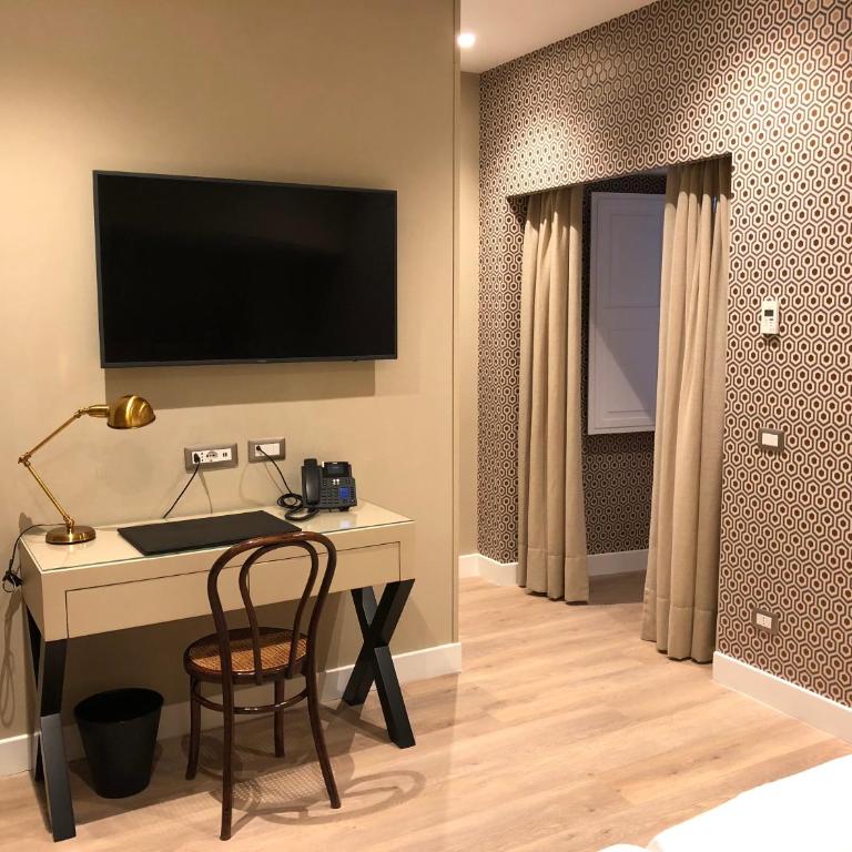 Caruso Place Luxury Rooms & Suites - Deluxe Room - 1