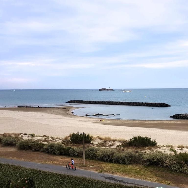 MOM' Blue Paradise Front De Mer 3 étoiles 61 m2 CAP'Diem 3 Clim - Idéal pr un Séjour de 15j ou plus ! Wifi, lit 160 - 4è Ascenseur, Parking, Piscine, Pétanque, Ping-pong - Pistes cyclables - Golf & Tennis à 10 mn - Apartment with Sea View - 77