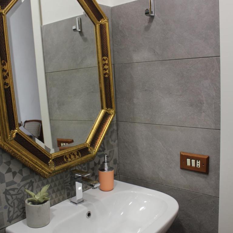 RealPartenope B&B 284 - Double Room with Private Bathroom - 12