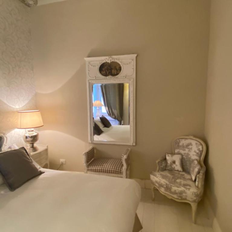White Florence Suite - One-Bedroom Apartment - 11