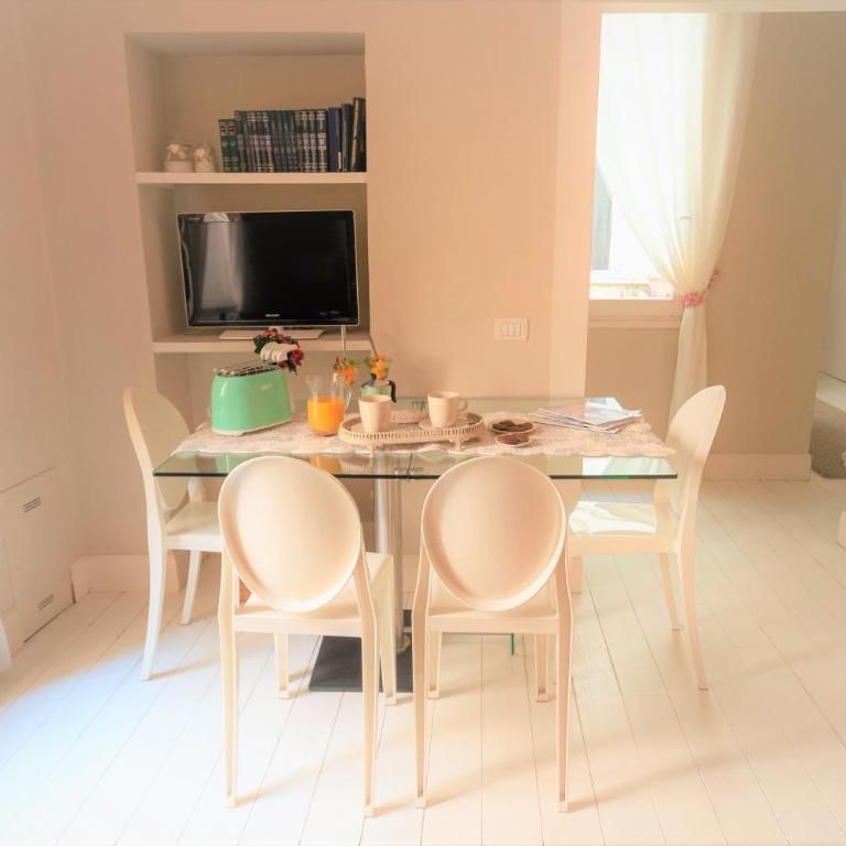 White Florence Suite - One-Bedroom Apartment - 13