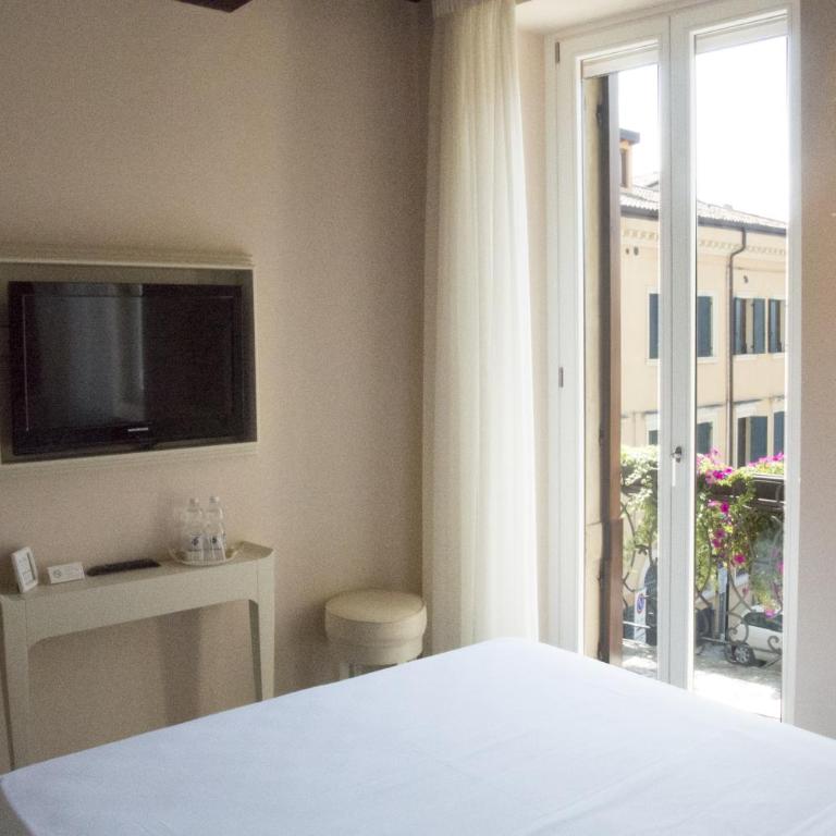 B&B Verona Centro - Camera Matrimoniale Deluxe con Balcone - 6