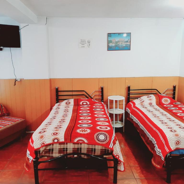 Hotel Central - Quadruple Room with Private Bathroom - 1