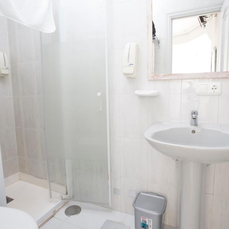 Hostal Costa Coruña - Habitación Doble con baño - 2 camas - 5