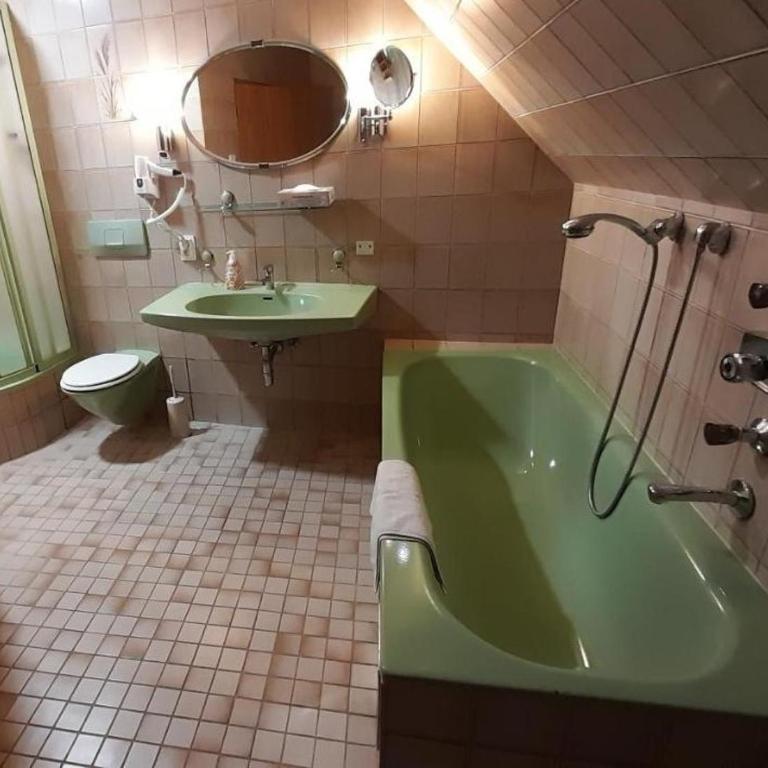 Jasmin Pension Central Location Shared Kitchen Pet Friendly - Familienzimmer mit Badewanne - 2