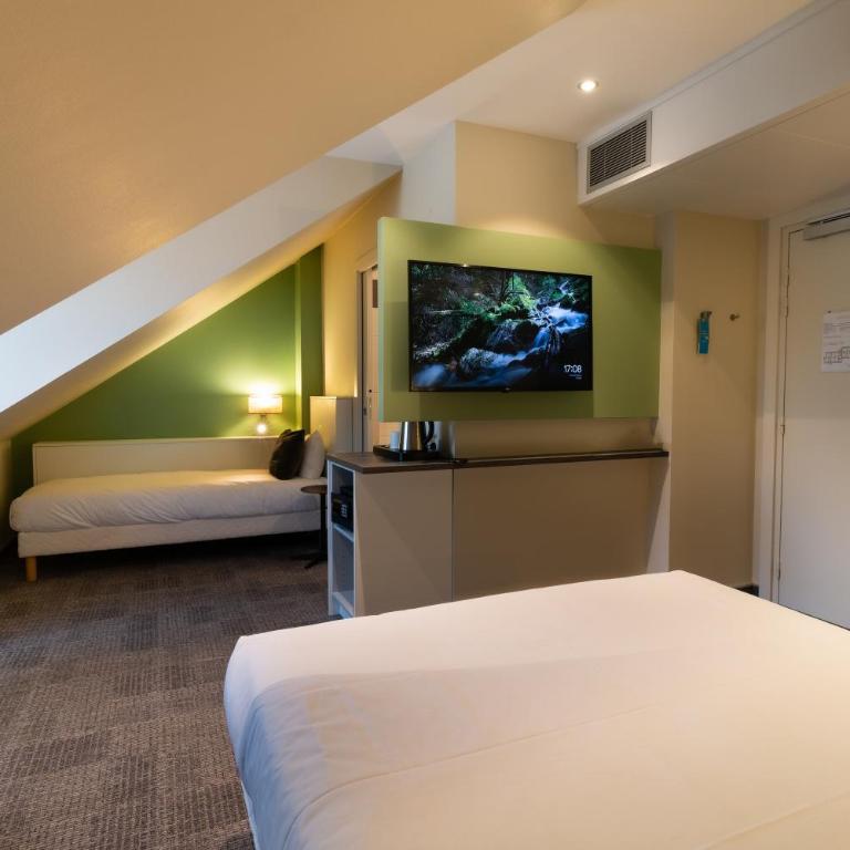 Greet Hotel Colmar - Chambre POP avec 1 Lit Double et 1 Lit Simple - 11