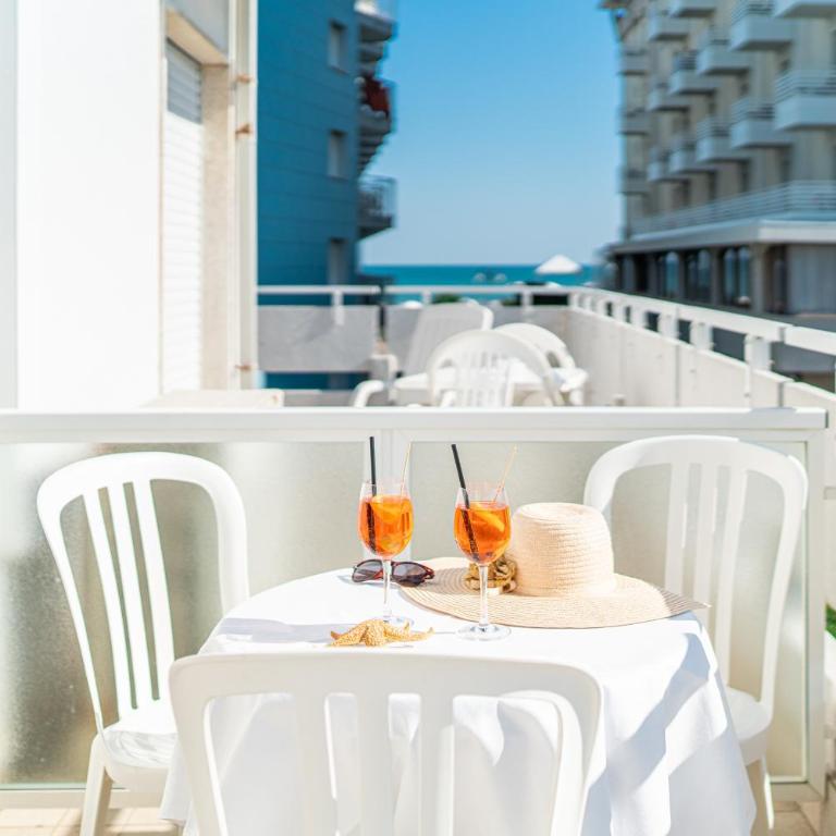 Hotel Pigalle - Camera Matrimoniale Standard con Terrazza e Vista Mare Parziale - 9