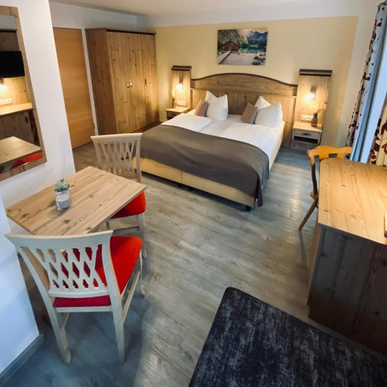 Gästehaus Achental - Familienzimmer mit Balkon - 10
