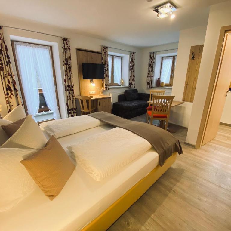 Gästehaus Achental - Familienzimmer mit Balkon - 9