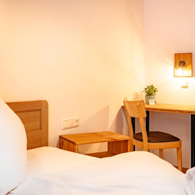 das Cityhouse - Dreibettzimmer mit Balkon - 9