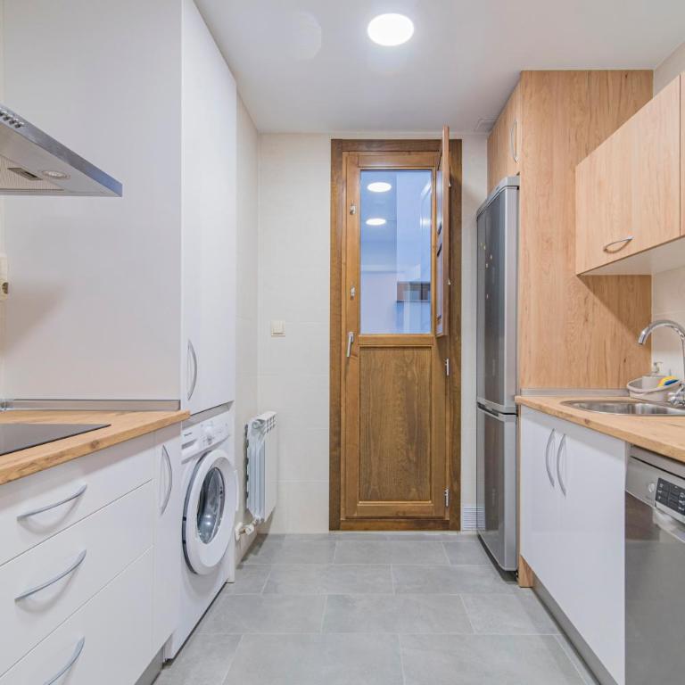 - Apartamento con patio interior - QH Plaza de la Trinidad - Two-Bedroom Apartment - 23
