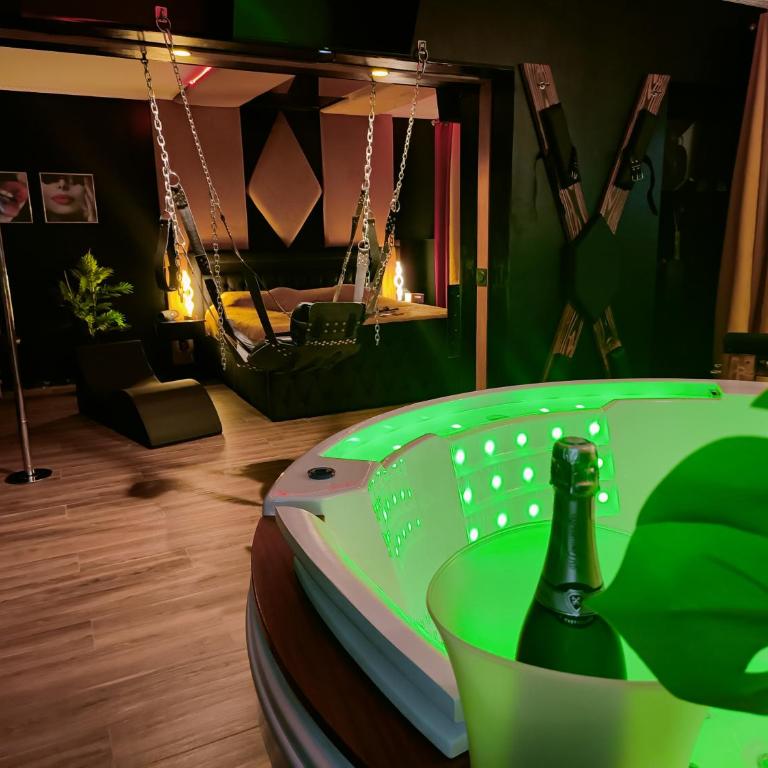 La loveroom bdsm de Nice " la chambre luxe des désirs " - Appartement 1 Chambre - 1