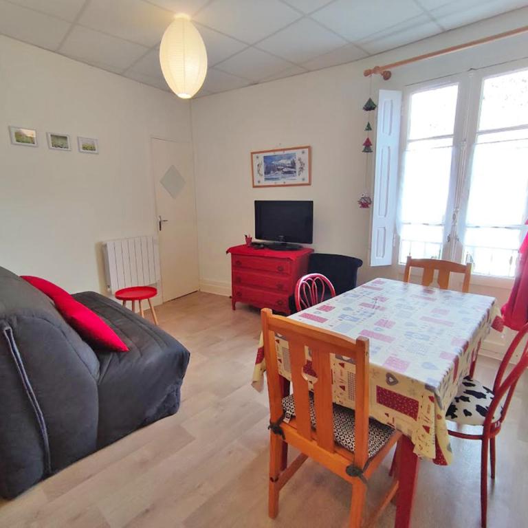 Les 3 renards, T2 bis, parking, centre Luchon, casier à skis, 4 personnes - Apartamento de 2 dormitorios - 2