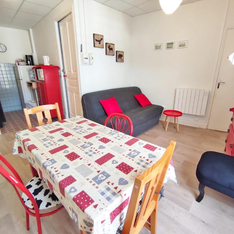 Les 3 renards, T2 bis, parking, centre Luchon, casier à skis, 4 personnes - Apartamento de 2 dormitorios - 3
