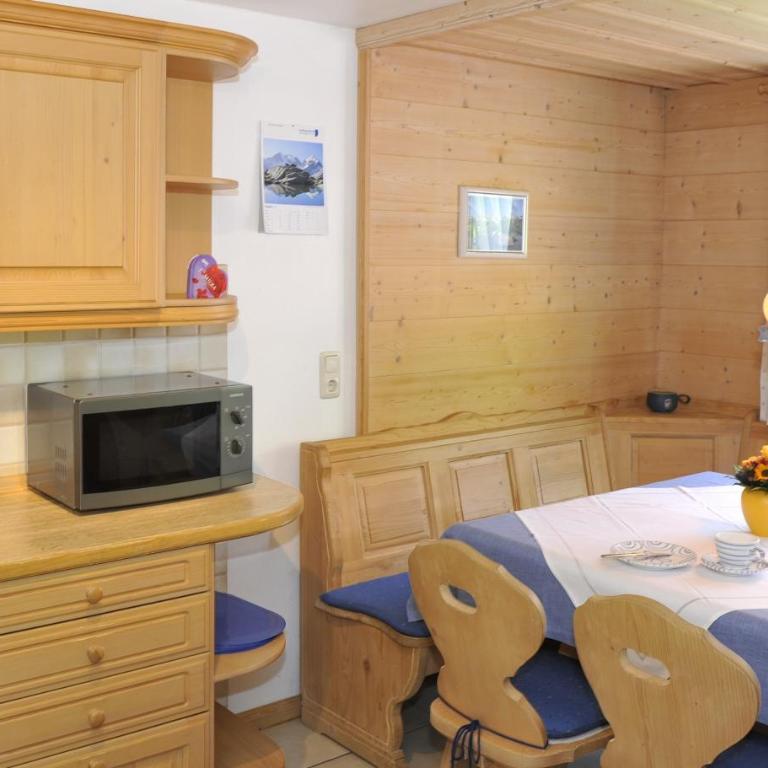 Gschwenderhaus Ferienwohnungen - Apartment mit 3 Schlafzimmern und Balkon - 5