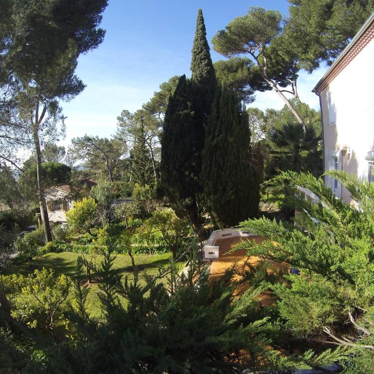 Rez-de-chaussée dans grand jardin provençal, villa Tatiana - One-Bedroom Apartment - 8