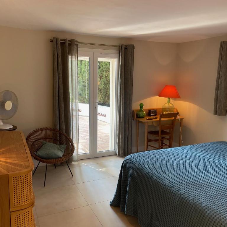 Rez-de-chaussée dans grand jardin provençal, villa Tatiana - One-Bedroom Apartment - 17