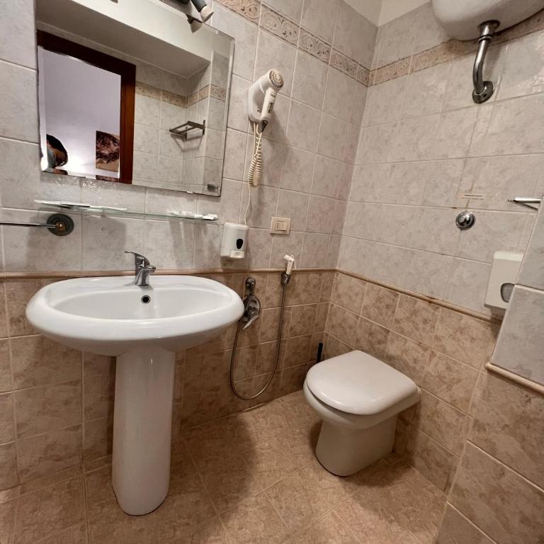Alius and Freerome Hotel - Camera Quadrupla Classic - 5
